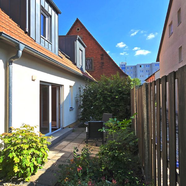 Grüne Terrasse mit viel Sonne bei Natalia Apartments & Gästehaus in Fürth