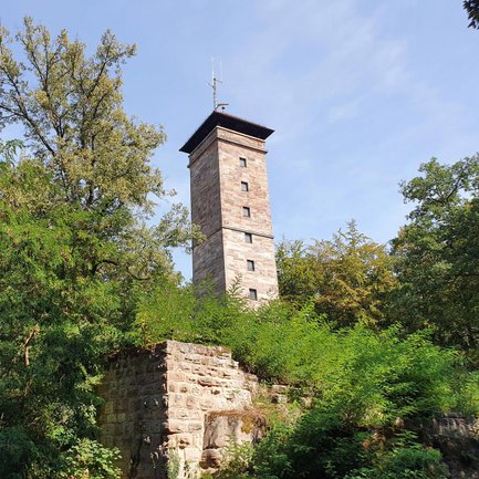 Umgeben von üppigem Grün und hohen Bäumen steht die Alte Veste als Wahrzeichen im Fürther Stadtwald