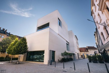 Außenansicht des Ludwig Erhard Zentrums in Fürth bei blauem Himmel, moderne und beeindruckende Architektur