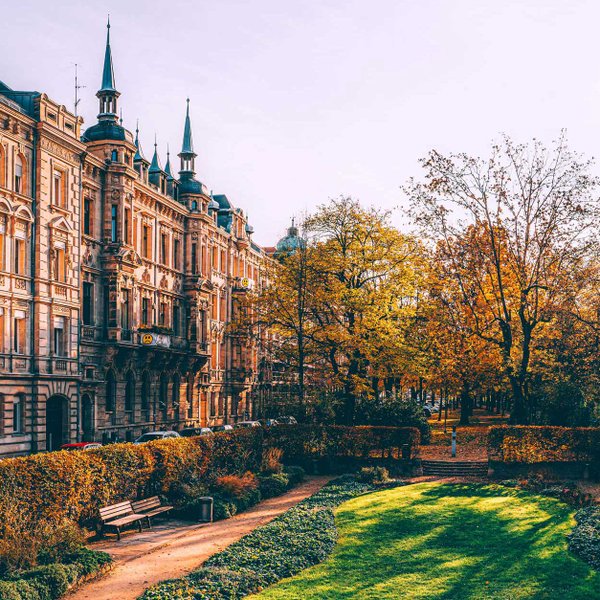 Die Fürther Hornschuchpromenade an einem sonnigen Herbstmorgen mit Sandsteinhäusern und der grünen Willy-Brandt-Anlage.