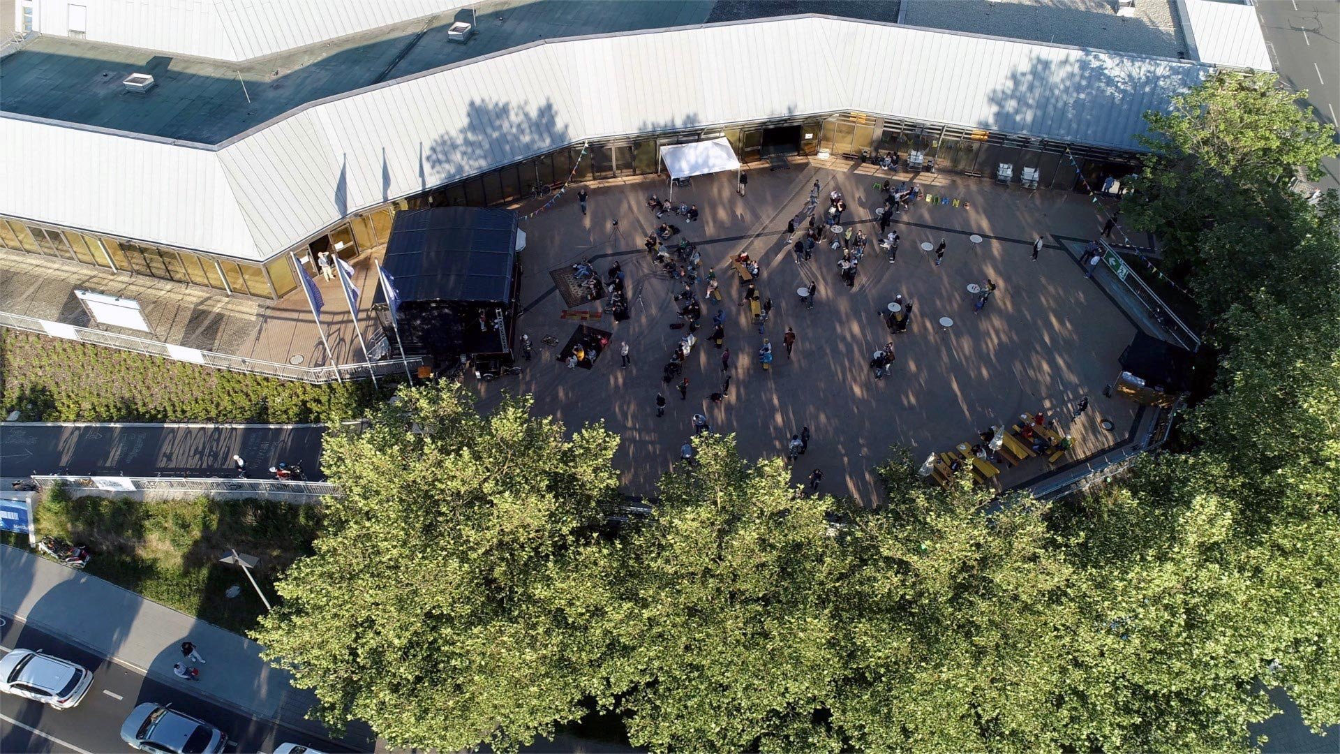 Besucher genießen Live-Musik auf der Uferterrasse der Stadthalle beim Kulturfest Kulturterrasse Fürth