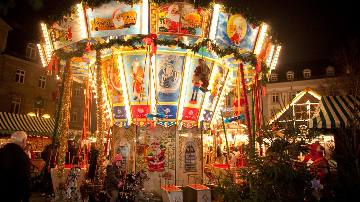 Traditioneller Weihnachtsmarkt in Fürth mit Karussell und festlichem Ambiente.