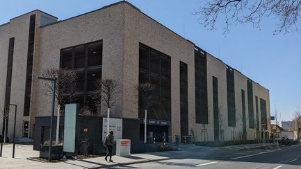 Quartiersgarage Gebhardtstraße in Fürth mit Klinkerfassade und einer Einfahrt“