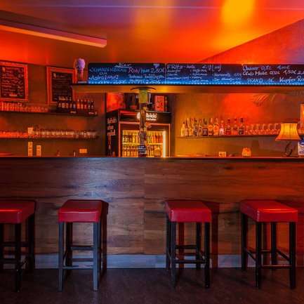 Bar im Fürther Kopf und Kragen für kommende Konzerte vorbereitet, mit stilvollem Ambiente