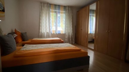 Schlafzimmer des Apartments Falke in Fürth mit zwei Einzelbetten und großem Kleiderschrank