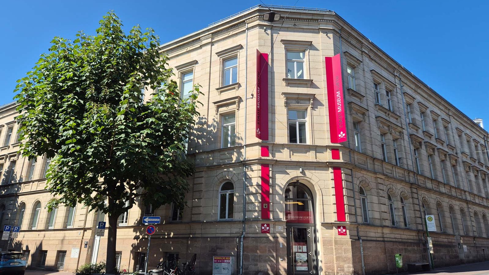 Das Fürther Stadtmuseum mit historischem Sandsteingebäude und Eingang zum Museum