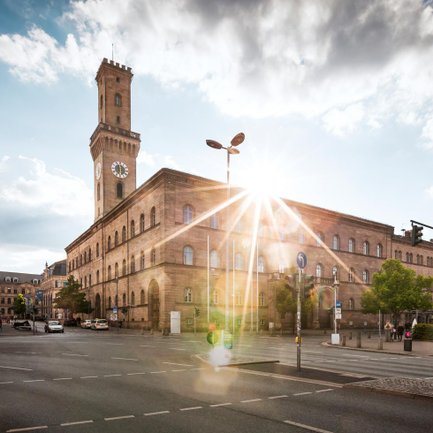 Sonnenaufgang über dem Fürther Rathaus, dessen beeindruckende Architektur im warmen Morgenlicht erstrahlt