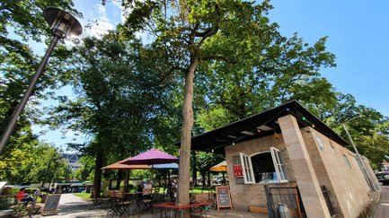 Kleiner Laden im Stadtpark von Fürth umgeben von Grünflächen und Wegen