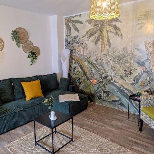 Stilvolles Wohnzimmer mit großer Fototapete in der Ferienwohnung Feld & Flair in Fürth