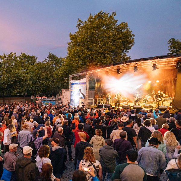Tanzende Menschen beim New Orleans Festival auf der Fürther Freiheit vor beleuchteter Bühne mit Liveband