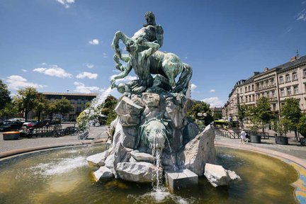 Der Centaurenbrunnen auf dem Fürther Bahnhofsplatz vor blauem Himmel und mit imposanten Zentaur.