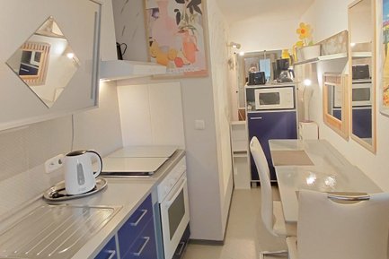 Moderne Küche mit kleinem Esstisch in der Ferienwohnung Anita Pfeiffer im Landkreis Fürth