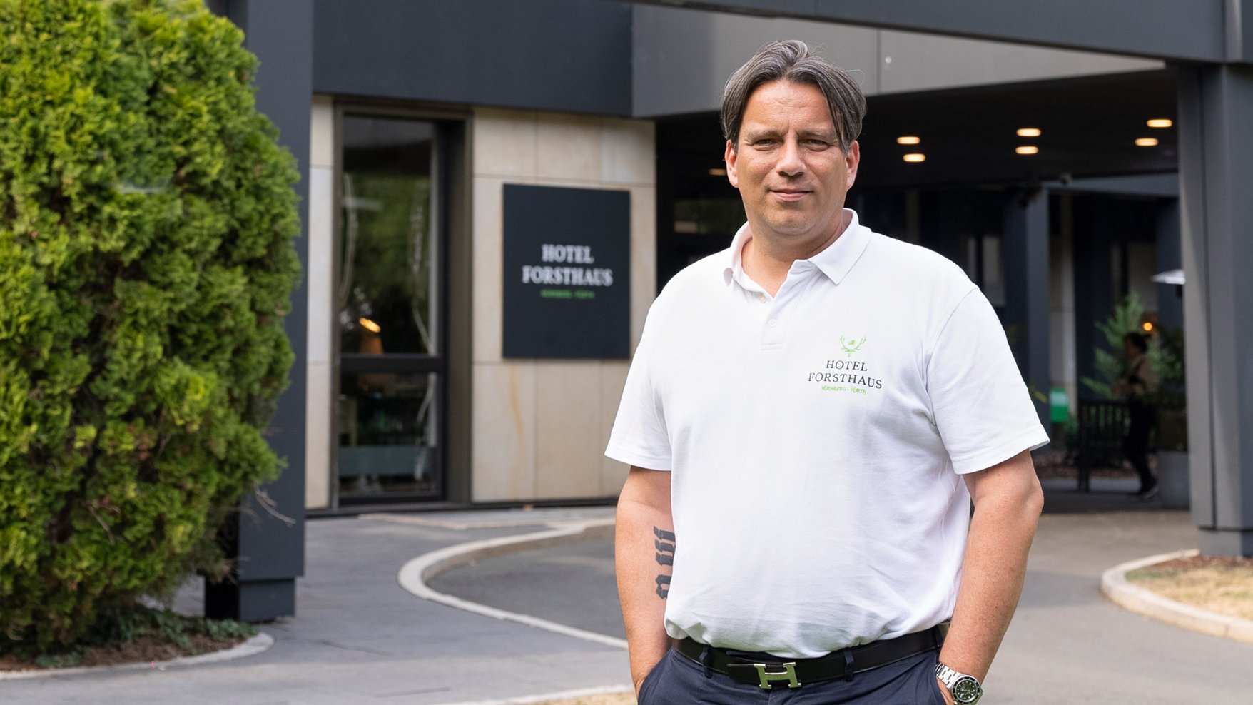 Hotelchef Alex steht vor dem Hotel Forsthaus, das direkt am Fürther Stadtwald liegt.