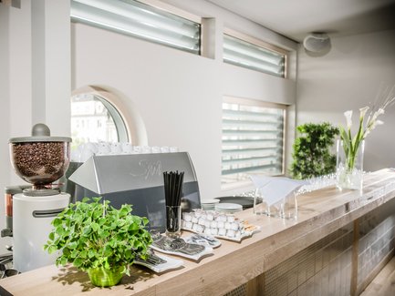 Barbereich im iba Forum Fürth mit Siebträgermaschine für frisch zubereiteten Kaffee