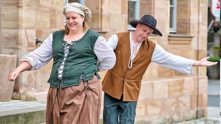Zwei Schauspieler in historischen Kostümen führen durch Fürth