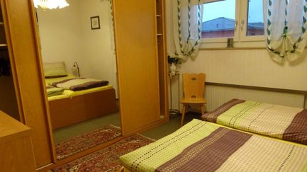 Doppelzimmer im Apartment Angelika in Fürth mit Sitzgelegenheit und großem Kleiderschrank