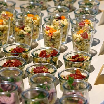 Buffet im Frankies Hofladen Fürth mit Gläsern voller Fingerfood, alle nebeneinandergereiht