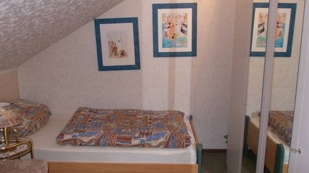 Schönes Einzelzimmer im Apartment Angelika in Fürth mit dekorativen Wandbildern
