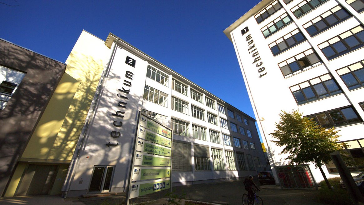 Außenansicht der Technikum-Gebäude in Fürth mit großen Fensterfronten, Sitz der Neuen Materialien
