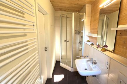 Modernes Badezimmer mit klaren Linien bei Natalia Apartments & Gästehaus in Fürth.