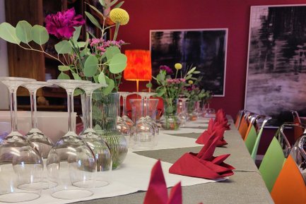 Nahaufnahme eines gedeckten Tisches im Kaltscher Fürth mit umgedrehten Gläsern und roten Servietten