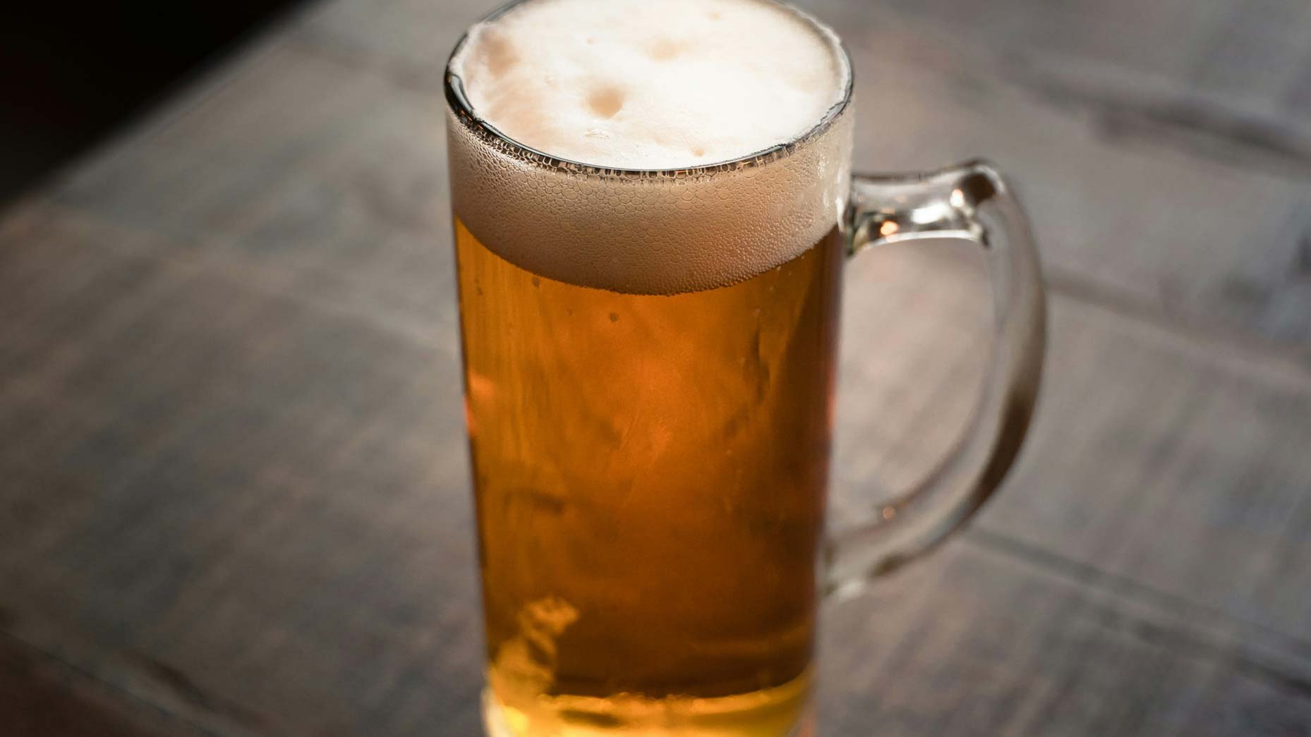 Ein frisch gezapftes Bier steht auf dem Tresen einer Bar in Fürth