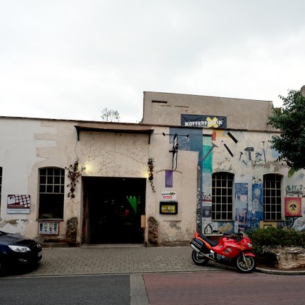 Fürther Kofferfabrik mit einladendem Eingangsbereich, der Besucher in die lebendige Subkultur führt