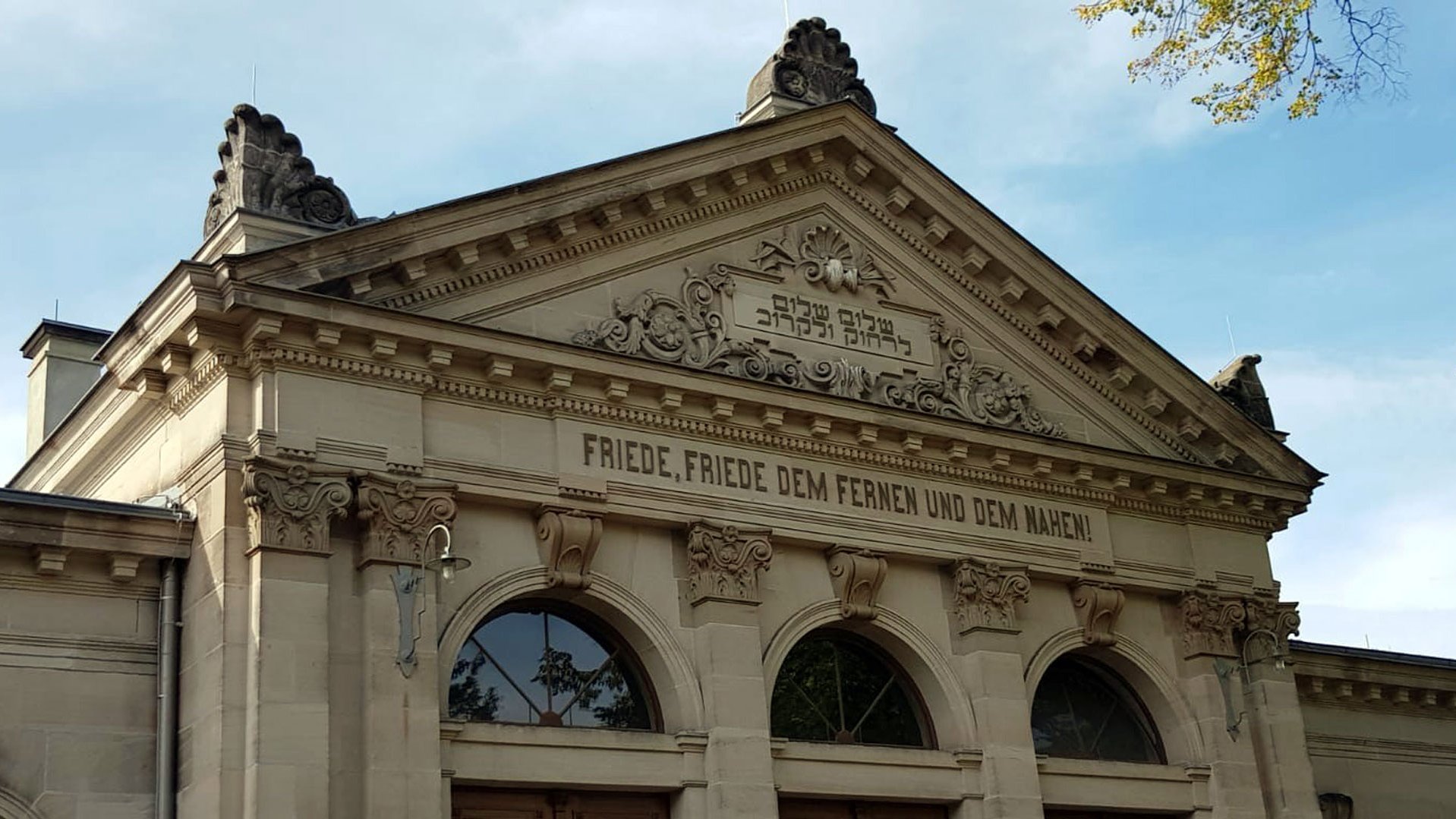 Historisches Gebäude mit Inschrift auf dem neuen jüdischen Friedhof in Fürth, elegante Fassade.