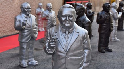 Nahaufnahme der silbernen und schwarzen Ludwig-Erhard-Figuren im Veranstaltungsraum des Zentrums