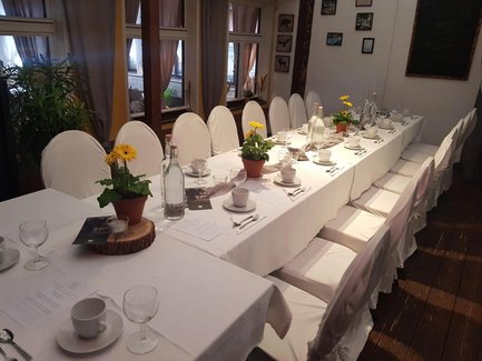 Einladender Raum im Alten Forsthaus Fürth mit rustikalem Charme eleganter Dekoration für Feiern