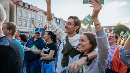 Pärchen lächelt beim Fürth Festival, genießt die Musik und die begeisterte Menge um sich herum.