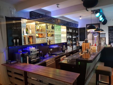 Bar im Alten Forsthaus Fürth mit verschiedenen Lichtstimmungen rustikal gemütlich und einladend