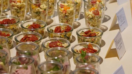 Buffet im Frankies Hofladen Fürth mit Gläsern voller Fingerfood, alle nebeneinandergereiht