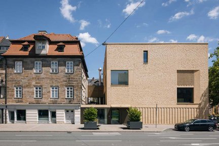 Das Jüdische Museum Franken in Fürth mit historischem Gebäude und modernem Neubau.