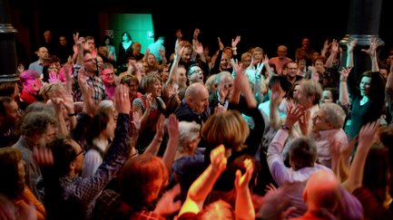 Feiernde Menschenmenge im Saal beim Jewish Music Today Festival in lebendiger, fröhlicher Stimmung.