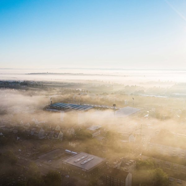 Der Stadtteil Ronhof liegt im Nebel, im Mittelpunkt steht das Stadion der SpVgg Greuther Fürth