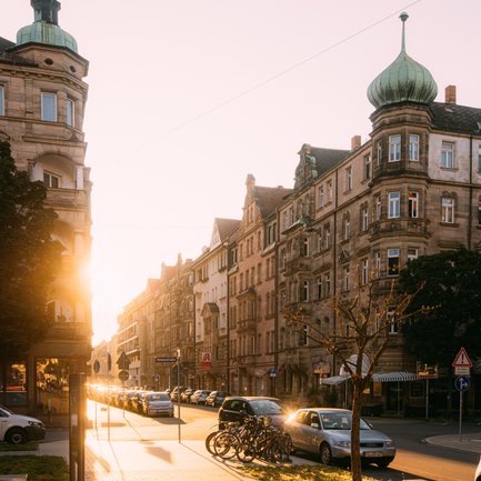 Sandsteinfassaden in der Fürther Südstadt, vom warmen Abendlicht angestrahlt
