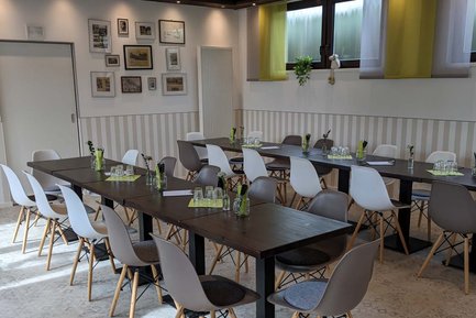 Mehrere zusammengestellte Tische im Frankies Hofladen mit Gläsern, Blumendeko und Wandbildern