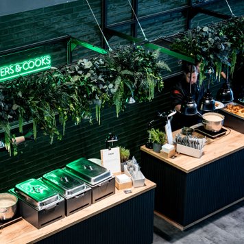 Catering-Stationen mit ansprechendem Design und dekorativen Wand-Elementen