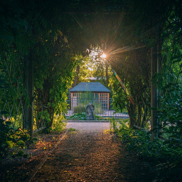 Ruhiger versteckter Ort im Stadtpark von Fürth umgeben von Bäumen und Grünflächen