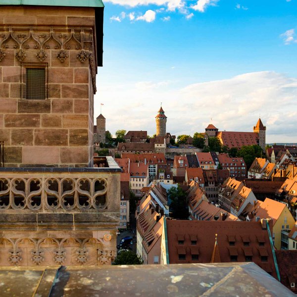 Weites Panorama der Nürnberger Altstadt mit der markanten Kaiserburg im Zentrum des Bildes.