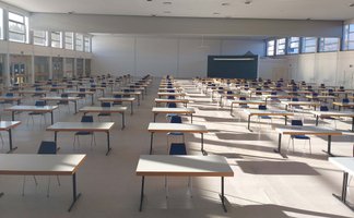 Große Halle im Gästehaus der Diakonie-Gemeinschaft Puschendorf mit Tischreihen und lichtdurchflutetem Raum