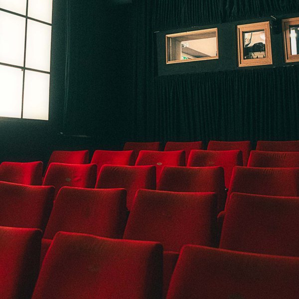 Sitzplätze in einem Kino in Fürth mit Reihen und Blick zur Leinwand