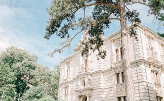 Prachtvolle Außenansicht des Logenhauses in Fürth mit leuchtendem Sandstein unter blauem Himmel