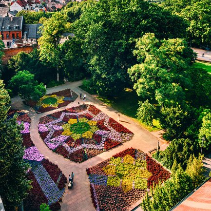 Blick vom Turm der Auferstehungskirche auf den farbenfrohen Empfangsgarten im Fürther Stadtpark