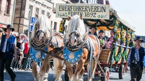 Eine festlich geschmückte Kutsche wird beim Erntedankfestzug der Michaelis-Kirchweih von Pferden gezogen.