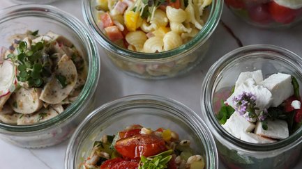 Nahaufnahme von sieben verschiedenen Fingerfood-Varianten in Gläsern im Frankies Hofladen Fürth