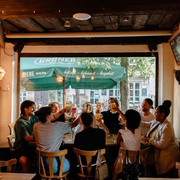 Eine Gruppe stößt in der Kaffeebohne in Fürth an 