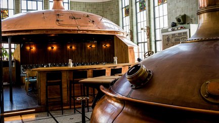 Große, glänzende Kupfer-Braukessel im historischen Gastraum des Restaurants Das Humbser in Fürth.