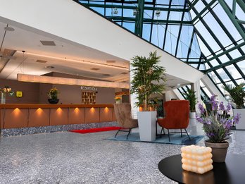 Stilvolle Rezeption im Excelsior Hotel Nürnberg Fürth mit bequemen Sitzgelegenheiten und Pflanzen